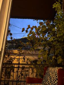 uma vista para um edifício a partir de uma janela de uma varanda em Mtatsminda Apartment Best View em Tbilisi