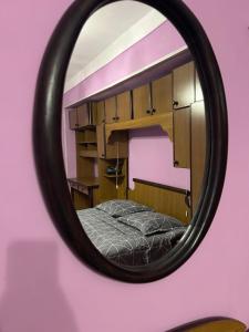 um espelho reflexo de um quarto com uma cama em Mtatsminda Apartment Best View em Tbilisi