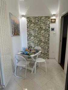un tavolo e due sedie in una stanza di Appartamento Stella Polare a Lido di Ostia