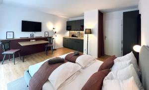 1 Schlafzimmer mit einem großen Bett und einer Küche in der Unterkunft Puchberg Studio-Apartment in Puchberg am Schneeberg