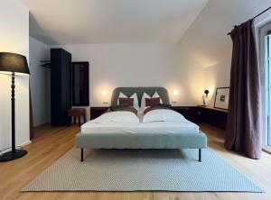 ein Schlafzimmer mit einem großen Bett in einem Zimmer in der Unterkunft Puchberg Studio-Apartment in Puchberg am Schneeberg