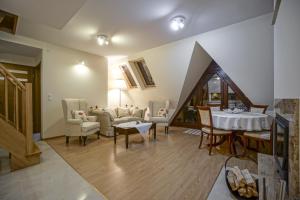 コシチェリスコにあるSzymoszkowa Residenceのリビングルーム(テーブル、椅子付)