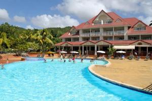 una piscina del resort con persone di The feet in water a Sainte-Luce
