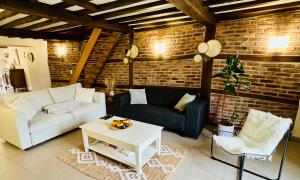 uma sala de estar com um sofá e uma mesa em Appartement au cœur de Rochefort em Rochefort