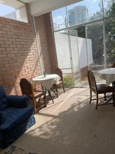 un patio con tavoli, sedie e divano di Hotel Mia Inn a La Paz