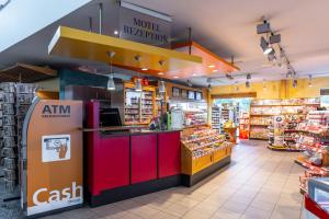 un magasin avec des armoires colorées dans un supermarché dans l'établissement Hotel Leipheim Süd, à Leipheim