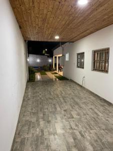 聖米格爾德圖庫曼的住宿－el mistol，一个空的停车场,设有木制天花板