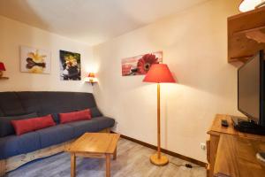 a living room with a couch and a tv at 2 Alpes - appartement 2-4 pers in Les Deux Alpes
