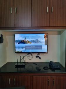 Televisyen dan/atau pusat hiburan di Aditya Homestay