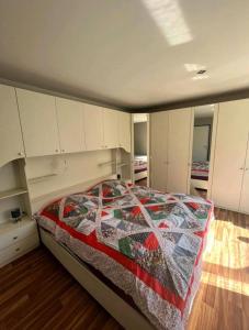 um quarto com uma cama e armários brancos em Ferienwohnung in Ehrenfriedersdorf em Ehrenfriedersdorf