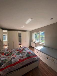 Un dormitorio con una cama grande y una ventana en Ferienwohnung in Ehrenfriedersdorf, en Ehrenfriedersdorf