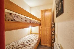 レ・デュー・アルプにある2 Alpes - appartement 2-4 persの小さなお部屋で、二段ベッド2組が備わります。