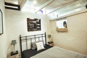 伊科德德洛斯維諾斯的住宿－Finca Vino Tinto 5s，一间卧室配有一张床和两盏灯。