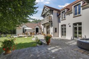 Κήπος έξω από το Propriété de charme avec SPA au cœur de Barbizon.La Barbizonaise