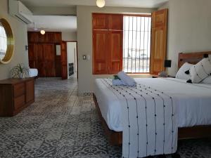 - une chambre avec un grand lit et une salle de bains dans l'établissement Hotel Casa Piedad, à Campeche