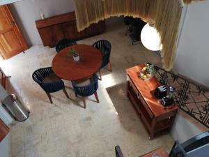 - une table et des chaises dans l'établissement Hotel Casa Piedad, à Campeche