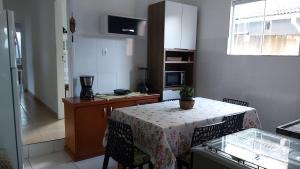 una pequeña cocina con mesa y mantel en Casa Arraial do Cabo, en Arraial do Cabo