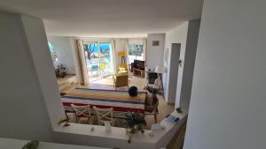 - un salon avec une table et des chaises dans l'établissement Maison d'architecte vue mer, à Carry-le-Rouet