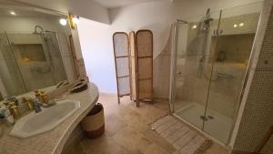 une salle de bain avec lavabo et douche dans l'établissement Maison d'architecte vue mer, à Carry-le-Rouet 14 autres photos