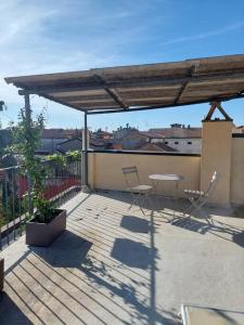 patio con tavolo e sedie sul tetto di Home 11 a Piacenza
