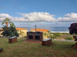 - une cheminée dans la cour avec vue sur l'océan dans l'établissement Illovo Views Holiday Apartment, à Kingsborough