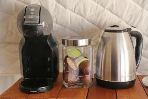 a blender and a coffee maker on a wooden table at Ecoglamping Tafí del Valle in Tafí del Valle
