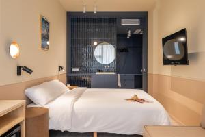 una camera con letto bianco e specchio di La Florida Suites by Olala Homes a Hospitalet de Llobregat