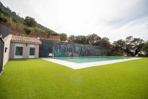 una casa con piscina en un campo de césped en Apartamentos 7 puentes sierra Cazorla, en Burunchel