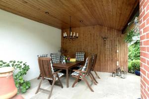 einen Holztisch und Stühle auf einer Terrasse in der Unterkunft Ferienwohnung Nessler in Radebeul