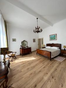 Habitación grande con cama y lámpara de araña. en Suite Panisperna Roma, en Roma