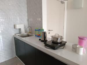 Köök või kööginurk majutusasutuses TopRoof Infinity Pool 2-6pax 5minJonker