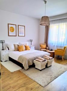 1 dormitorio con 1 cama grande y 1 silla en Cozy Airport, en Vecsés