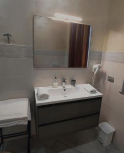 فيلا أورميني في كاردانو آل كامبو: حمام مع حوض ومرآة