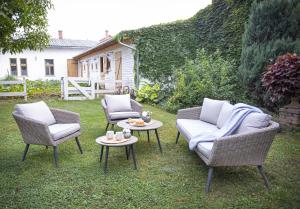 un patio con 3 sillas y una mesa con en Cozy Airport, en Vecsés