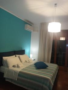 ein Schlafzimmer mit einem Bett mit einer blauen Wand in der Unterkunft Casa Rosamarina in Mondello + 81 Fotos