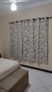 ゴベルナドール・バラダレスにあるCasa bairro Tiradentesのベッドルーム1室(ベッド1台、壁にカーテン付)