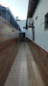 un couloir vide d'un bâtiment avec un mur en bois dans l'établissement Casa bairro Tiradentes, à Governador Valadares