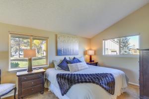 Postel nebo postele na pokoji v ubytování Dog-Friendly Pagosa Springs Condo Near Hot Springs