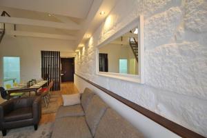 sala de estar con espejo en la pared en HEART OF THE CITY 8!, en Vila Nova de Gaia