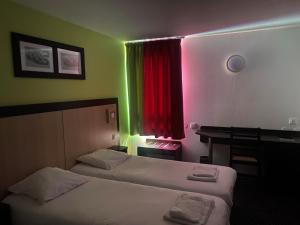 Posteľ alebo postele v izbe v ubytovaní Enzo Hotels Pont-a-Mousson by Kyriad Direct