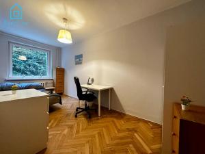 - un salon avec un bureau, une chaise et une table dans l'établissement Surf Room, à Sopot