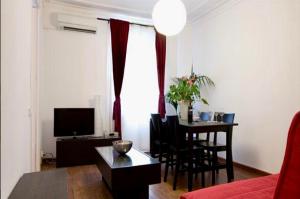 sala de estar con mesa y comedor en 5-bed apartment in the heart of the city en Barcelona
