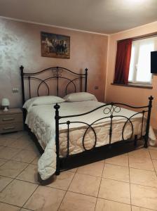En eller flere senge i et værelse på Villa Ormeni