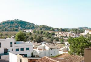 Hostal Victoria في Altura: مدينة فيها بيوت وجبل في الخلفية