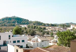 una ciudad con casas y una montaña en el fondo en Hostal Victoria, en Altura