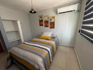 - une petite chambre avec un lit dans l'établissement Casa Luxxury Celaya, à Celaya