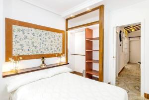 - une chambre avec un lit blanc et une fenêtre dans l'établissement Precioso Apartamento centrico, à Séville