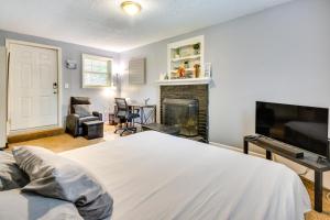 um quarto com uma cama, uma televisão e uma lareira em Charming Lexington Home - 2 Mi to Downtown! em Lexington