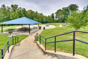 uma área de piquenique com mesas e bancos num parque em Charming Lexington Home - 2 Mi to Downtown! em Lexington