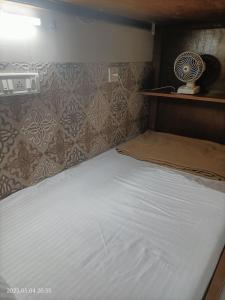 เตียงในห้องที่ Metro inn dormitory